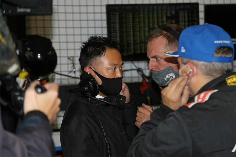 11時30分ごろに駆動系のトラブルを無線で聞いたのか、表情が厳しいNovel Racing with Toyo Tires by Ring Racingの渡邊卓監督（中央）