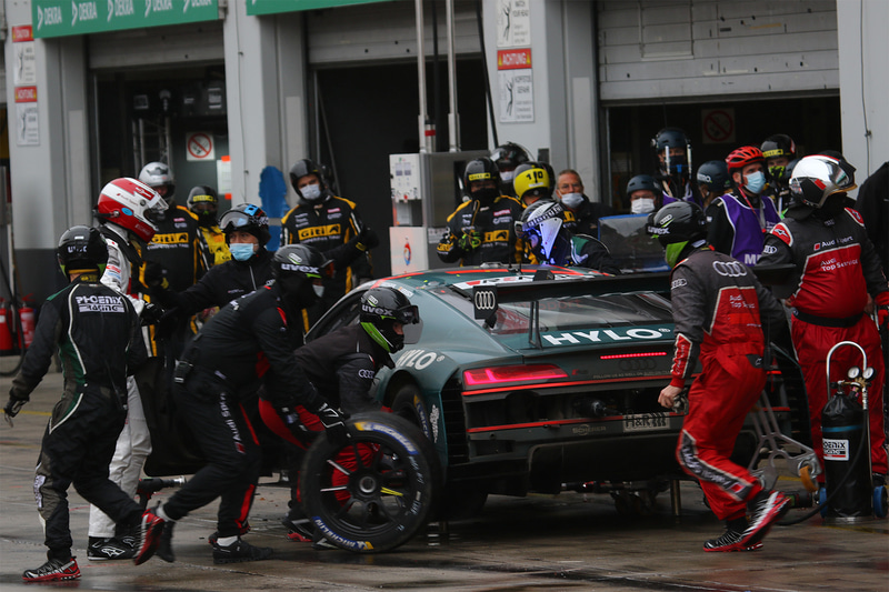 ゼッケン1番のアウディ R8 LMS GT3のタイヤ交換