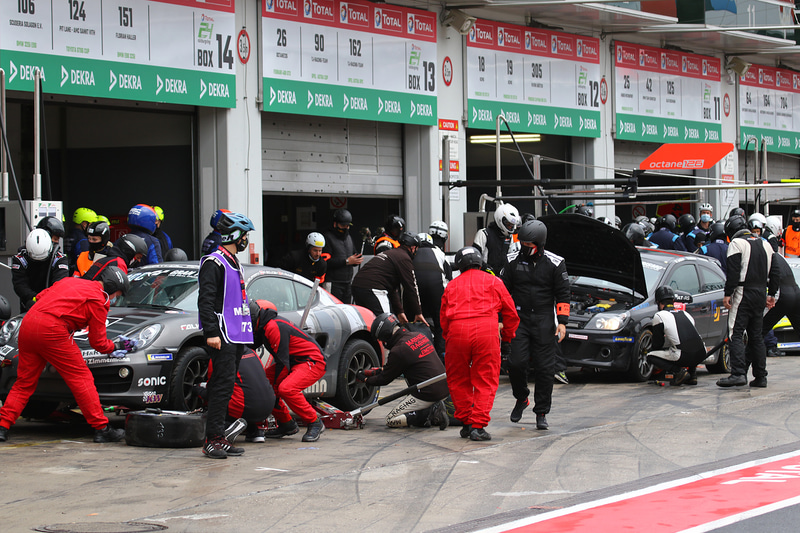 ゼッケン1番のアウディ R8 LMS GT3のタイヤ交換