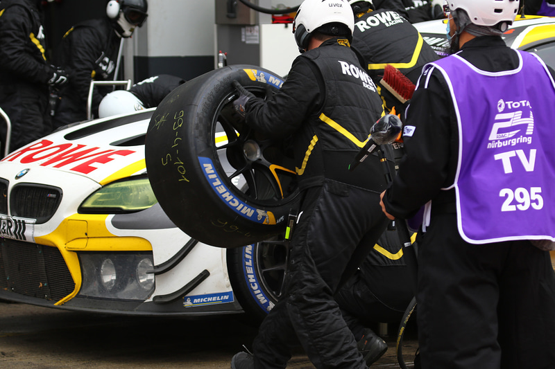 正午になる頃、路面がドライに変わりスリックに交換する各車