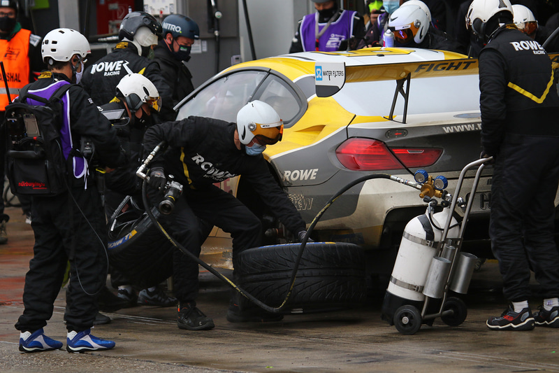 14時前後にまたまた路面はウェットに。ウェットスティントをこなしタイヤ交換するBMW M6 GT3