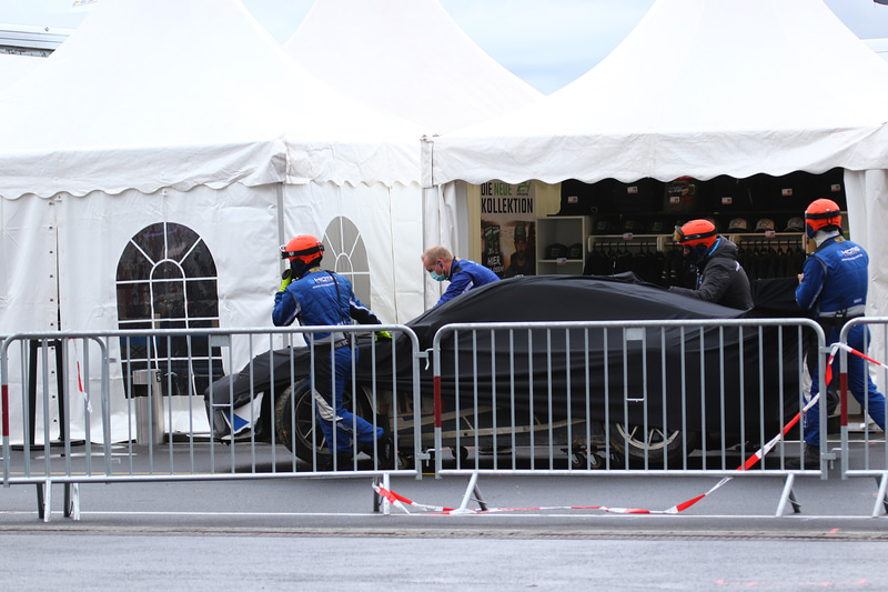 パドックに戻ってきたクラッシュしたマシン