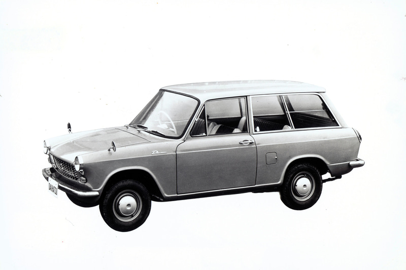 これまでに「コンパーノ」（上段左）、「シャルマン」（上段右）、「シャレード」（下段左）、「ミラ クオーレ」（下段右）など、多様なスモールカーを生産。「ミラ」は当初、軽乗用車「クオーレ」の商用車版となるミラ クオーレとして発売され、1982年からミラとして販売された