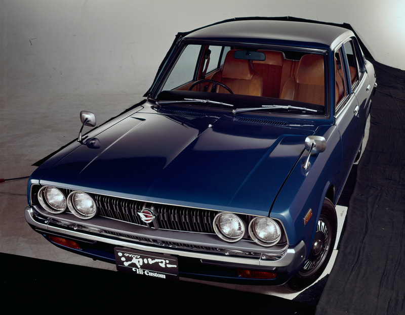 これまでに「コンパーノ」（上段左）、「シャルマン」（上段右）、「シャレード」（下段左）、「ミラ クオーレ」（下段右）など、多様なスモールカーを生産。「ミラ」は当初、軽乗用車「クオーレ」の商用車版となるミラ クオーレとして発売され、1982年からミラとして販売された