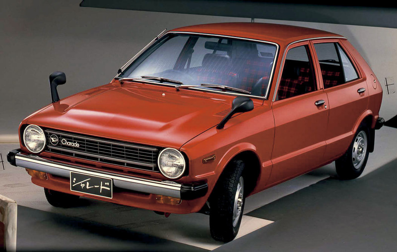 これまでに「コンパーノ」（上段左）、「シャルマン」（上段右）、「シャレード」（下段左）、「ミラ クオーレ」（下段右）など、多様なスモールカーを生産。「ミラ」は当初、軽乗用車「クオーレ」の商用車版となるミラ クオーレとして発売され、1982年からミラとして販売された