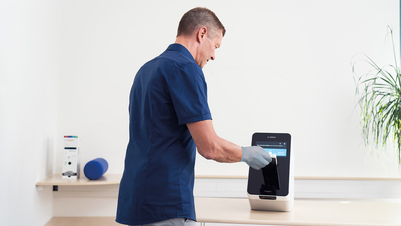 カートリッジごと自動分析用のVivalytic装置に挿入