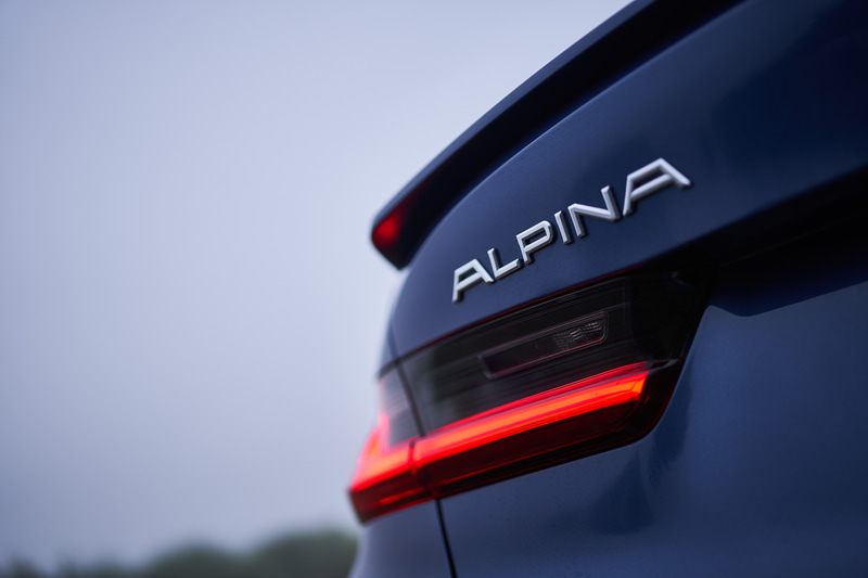 フロア・マットとシート・バックレストのメタル・エンブレムや、アルピナ・ドア・シル・プレートなどが伝統的なアルピナらしさを演出する