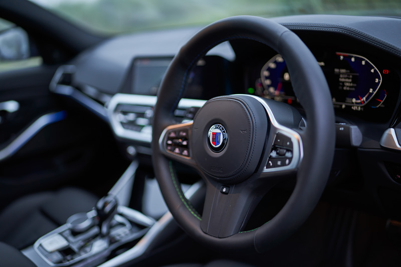 ヒーター機能を備えたアルピナ・スポーツ・ステアリング・ホイールは、ラヴァリナ・レザーを贅沢に用いて高い快適性を誇る