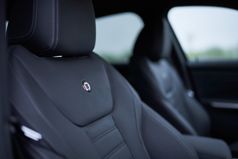 フロア・マットとシート・バックレストのメタル・エンブレムや、アルピナ・ドア・シル・プレートなどが伝統的なアルピナらしさを演出する