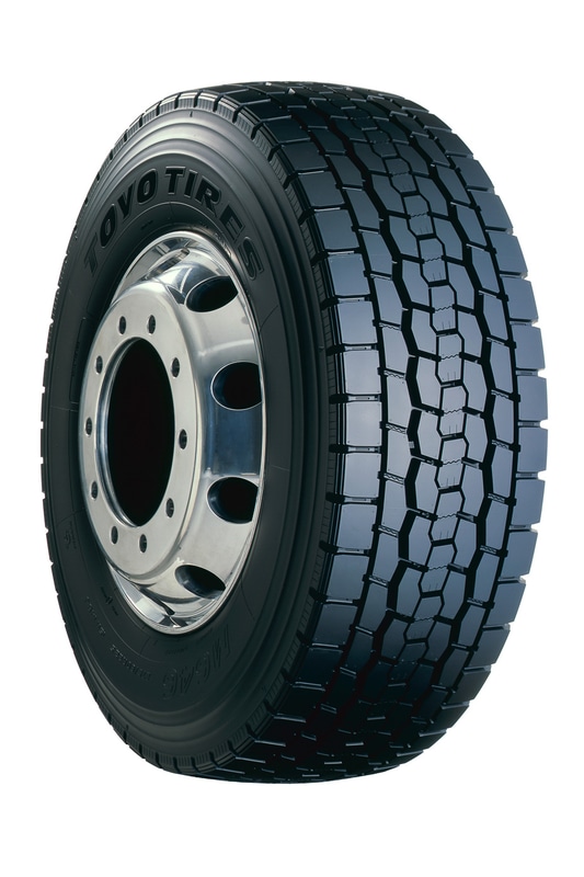 M646 / 発売年月日：2020年3月2日 / カテゴリー：トラック・バス用オールウェザータイヤ / 商品特長：トラック・バスにおける使用環境の変化に伴うニーズをふまえて開発した商品。トレッド部の中心エリアに交互に配置した3 列のブロックが空積時においても接地面積を確保し、積荷の状態変化に対応したトラクション性能と耐摩耗性能、ウェット駆動力を高次元で両立