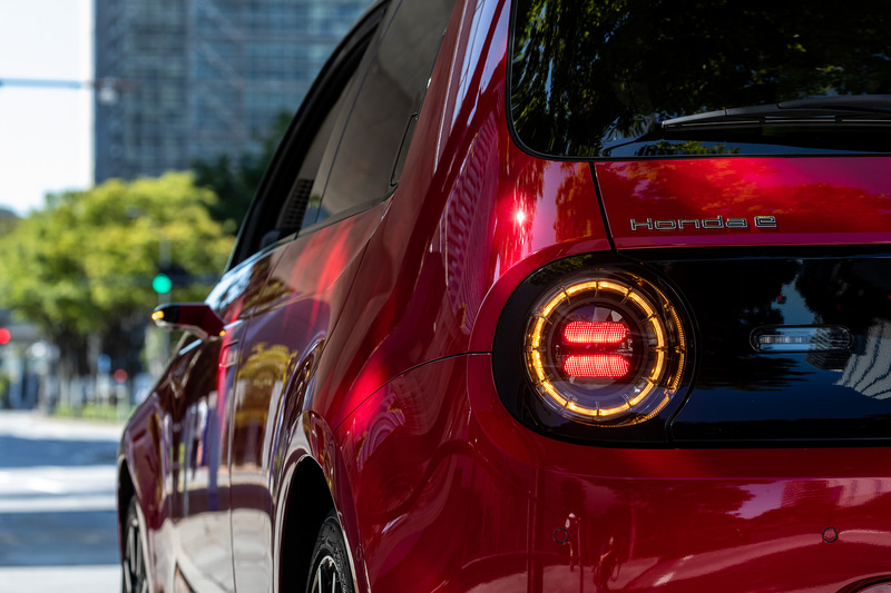 被視認性が高い丸型のヘッドライトとテールランプ