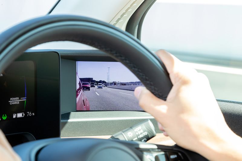 液晶モニターの配置場所、トンネルや夜間で実感する表示遅れの改善に期待したい