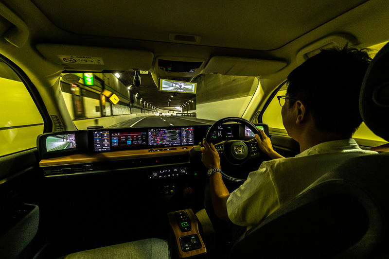 液晶モニターの配置場所、トンネルや夜間で実感する表示遅れの改善に期待したい