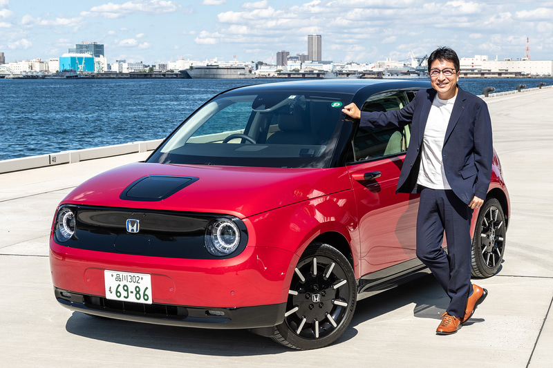 今回試乗したのは10月30日に発売される新型EV（電気自動車）「Honda e」（撮影車はAdvance）で、価格はベースグレードが451万円、上級グレードのAdvanceが495万円。ボディサイズは3895×1750×1510mm（全長×全幅×全高）、ホイールベースは2530mm。Advanceの駆動モーターは最高出力113kW（154PS）/3497-10000rpm、最大トルク315Nm（32.1kgfm）/0-2000rpmを発生