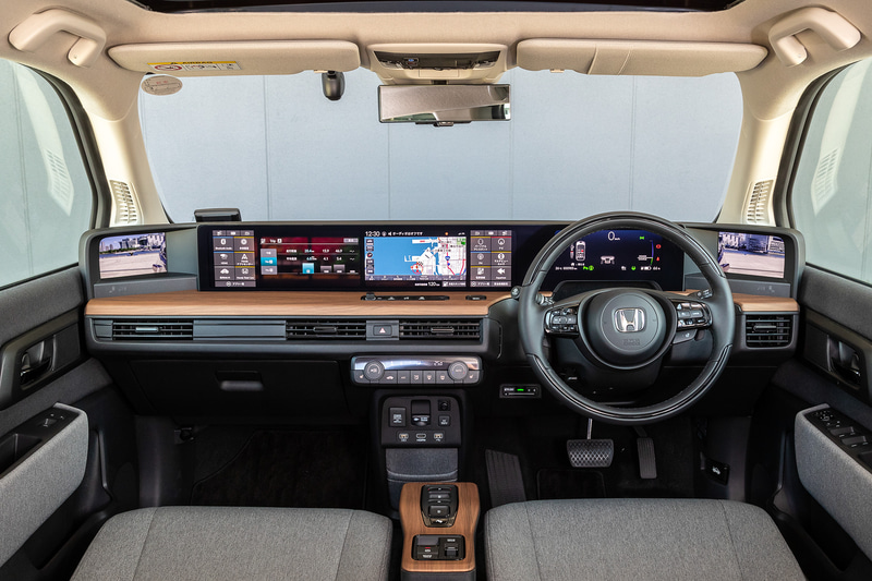 室内のデザインは移動しているときをはじめ、停止しているときの心地よさも重視し、シンプルで心安らぐリビングのような空間を目指した。そのため、パネルには自然な風合いのウッド調パネルなどを採用。世界初となる5つのスクリーンを水平配置するワイドビジョンインストルメントパネルも特徴的で、中央には12.3インチのスクリーンを2画面並べた「ワイドスクリーン HondaCONNECT ディスプレー」をレイアウト