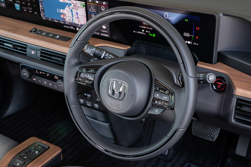 室内のデザインは移動しているときをはじめ、停止しているときの心地よさも重視し、シンプルで心安らぐリビングのような空間を目指した。そのため、パネルには自然な風合いのウッド調パネルなどを採用。世界初となる5つのスクリーンを水平配置するワイドビジョンインストルメントパネルも特徴的で、中央には12.3インチのスクリーンを2画面並べた「ワイドスクリーン HondaCONNECT ディスプレー」をレイアウト