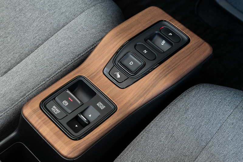 室内のデザインは移動しているときをはじめ、停止しているときの心地よさも重視し、シンプルで心安らぐリビングのような空間を目指した。そのため、パネルには自然な風合いのウッド調パネルなどを採用。世界初となる5つのスクリーンを水平配置するワイドビジョンインストルメントパネルも特徴的で、中央には12.3インチのスクリーンを2画面並べた「ワイドスクリーン HondaCONNECT ディスプレー」をレイアウト