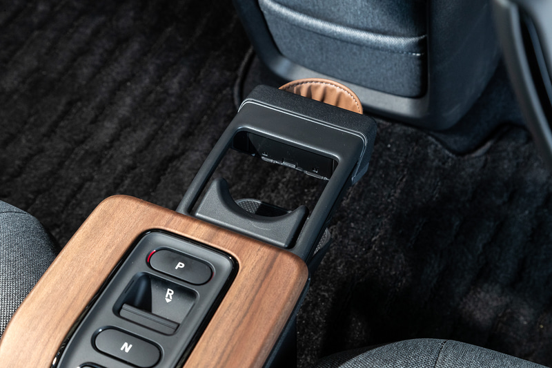 室内のデザインは移動しているときをはじめ、停止しているときの心地よさも重視し、シンプルで心安らぐリビングのような空間を目指した。そのため、パネルには自然な風合いのウッド調パネルなどを採用。世界初となる5つのスクリーンを水平配置するワイドビジョンインストルメントパネルも特徴的で、中央には12.3インチのスクリーンを2画面並べた「ワイドスクリーン HondaCONNECT ディスプレー」をレイアウト