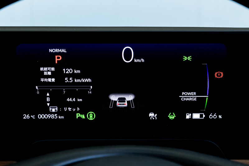 室内のデザインは移動しているときをはじめ、停止しているときの心地よさも重視し、シンプルで心安らぐリビングのような空間を目指した。そのため、パネルには自然な風合いのウッド調パネルなどを採用。世界初となる5つのスクリーンを水平配置するワイドビジョンインストルメントパネルも特徴的で、中央には12.3インチのスクリーンを2画面並べた「ワイドスクリーン HondaCONNECT ディスプレー」をレイアウト