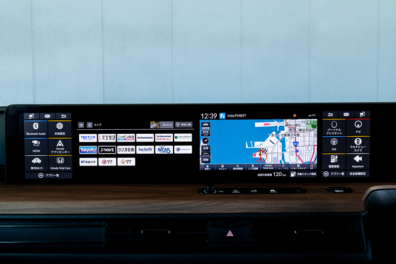 5つのパネルを水平にインストールしたワイドビジョンインストルメントパネル。中央には12.3インチのスクリーンを2画面並べた「ワイドスクリーン HondaCONNECT ディスプレー」をレイアウトし、左右画面の入れ替えも可能