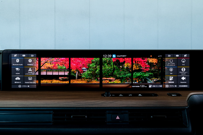 5つのパネルを水平にインストールしたワイドビジョンインストルメントパネル。中央には12.3インチのスクリーンを2画面並べた「ワイドスクリーン HondaCONNECT ディスプレー」をレイアウトし、左右画面の入れ替えも可能
