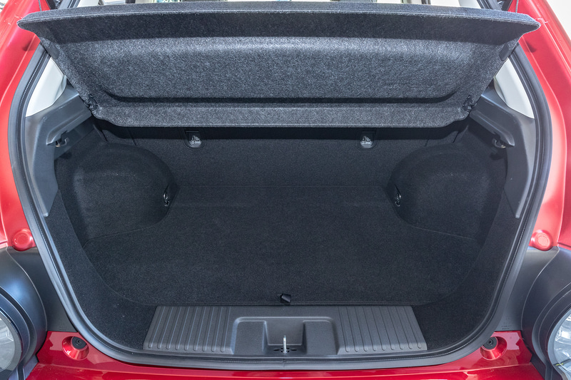 室内のデザインは移動しているときをはじめ、停止しているときの心地よさも重視し、シンプルで心安らぐリビングのような空間を目指した。そのため、パネルには自然な風合いのウッド調パネルなどを採用。世界初となる5つのスクリーンを水平配置するワイドビジョンインストルメントパネルも特徴的で、中央には12.3インチのスクリーンを2画面並べた「ワイドスクリーン HondaCONNECT ディスプレー」をレイアウト