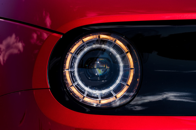 被視認性が高い丸型のヘッドライトとテールランプ