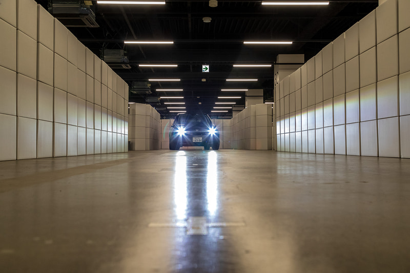 3000個の段ボールで作られた特設コースで小まわり性能も体験できた