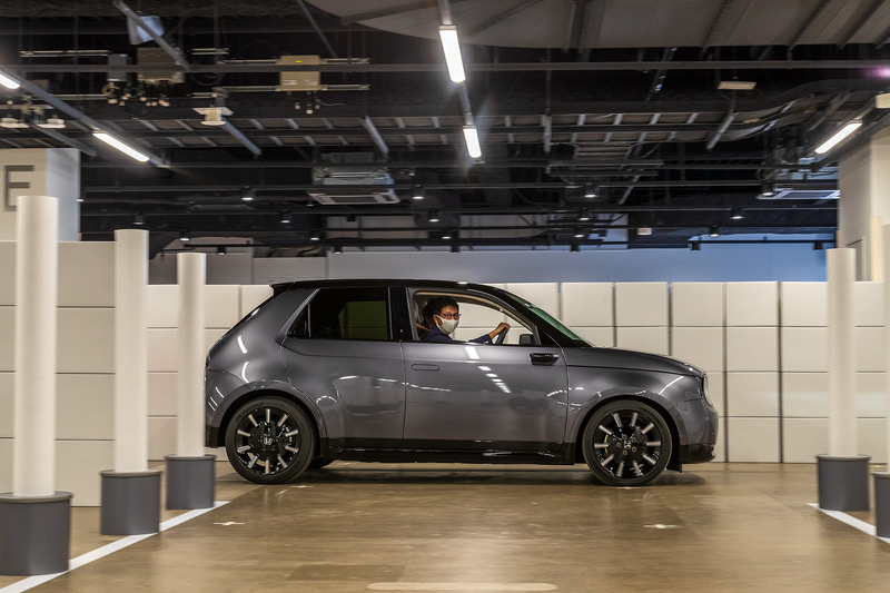 3000個の段ボールで作られた特設コースで小まわり性能も体験できた