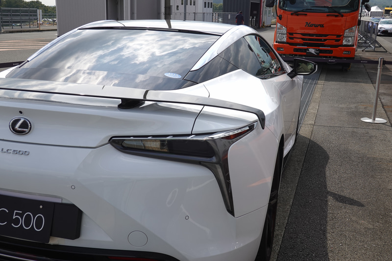 リアウィングの高さは低い。境界面の空気の層をコントロールしているのだろう