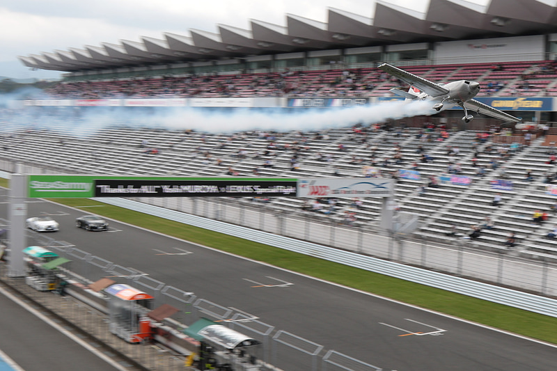 デモフライトを行なう室屋義秀選手