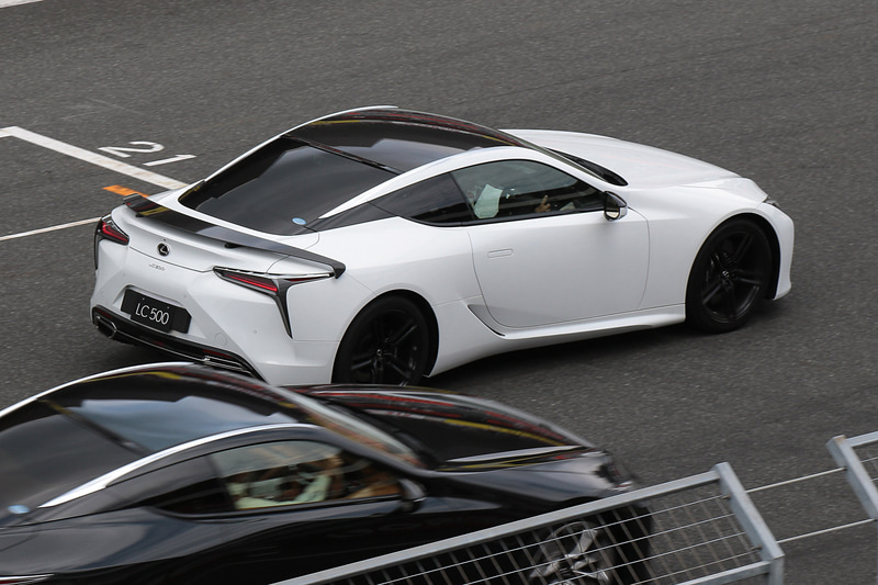 富士スピードウェイを走行するLC Limited Edition