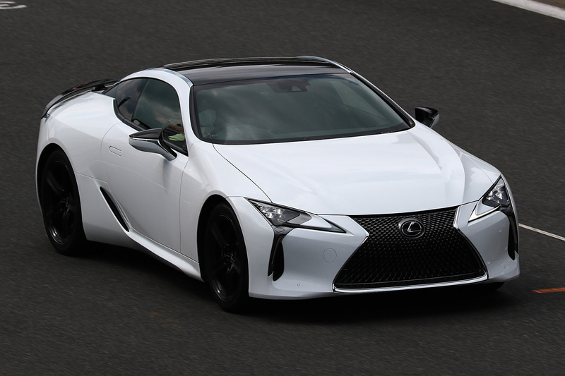 富士スピードウェイを走行するLC Limited Edition