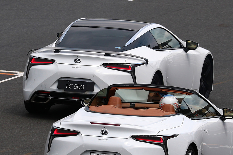 富士スピードウェイを走行するLC Limited Edition