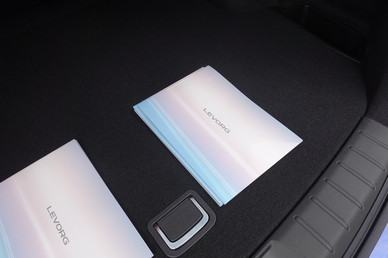 ラゲッジルームにはパンフレットが置かれていた