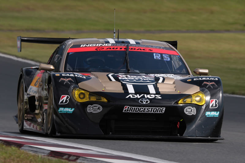 GT300のポールポジションを獲得した6号車 ADVICS muta MC86（阪口良平/小高一斗組）