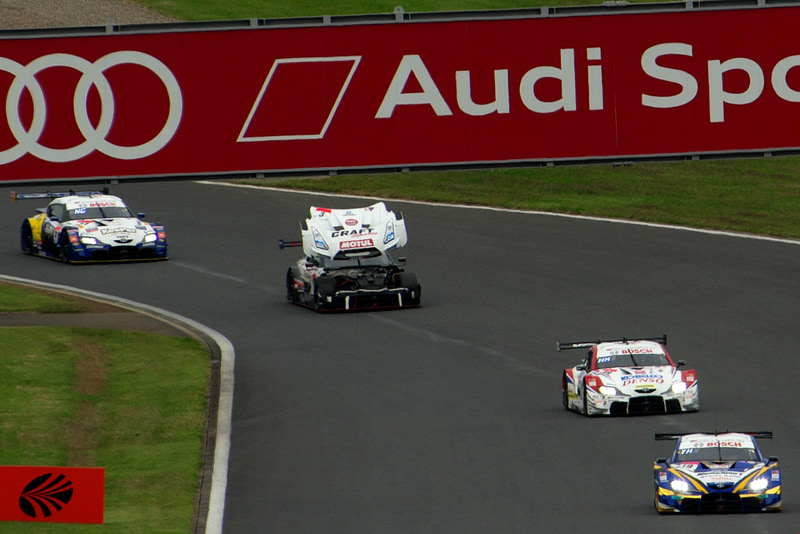 3号車 CRAFTSPORTS MOTUL GT-R（平手晃平/千代勝正組）はボンネットが吹き飛んでしまう