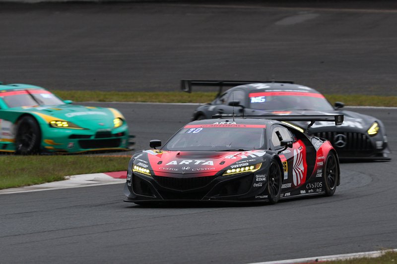 55号車 ARTA NSX GT3（高木真一/大湯都史樹組）は、2台のクルマをまとめて抜いて2位へ