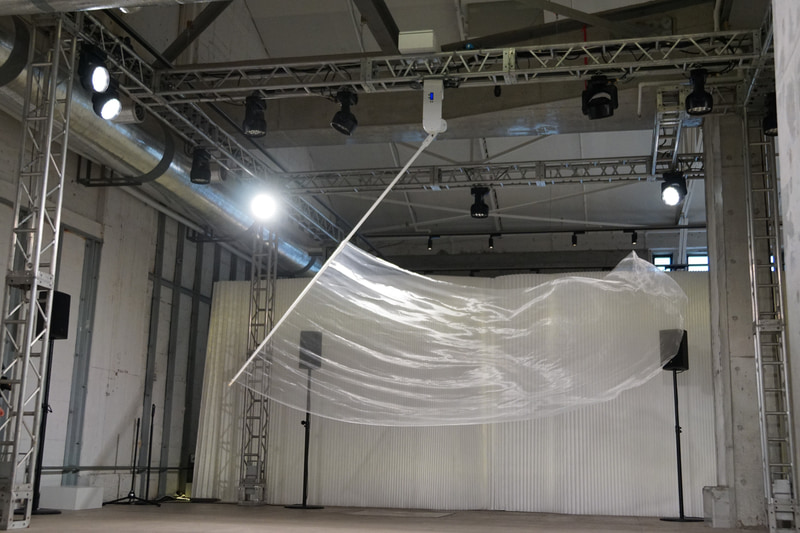 薄暗い空間からLEDライトやグリルを光らせながら新型ゴーストが登場