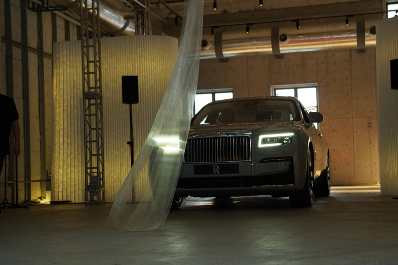 薄暗い空間からLEDライトやグリルを光らせながら新型ゴーストが登場