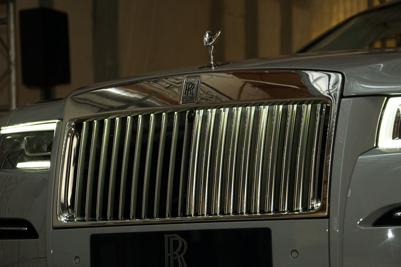 薄暗い空間からLEDライトやグリルを光らせながら新型ゴーストが登場