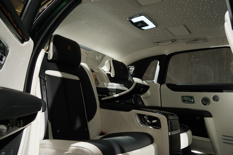 車内にはシャンパンクーラーも備える