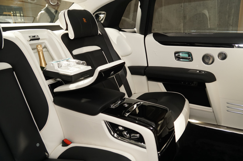 車内にはシャンパンクーラーも備える