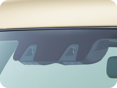 スペーシアのフロントウィンドウ上部に搭載されているステレオカメラ