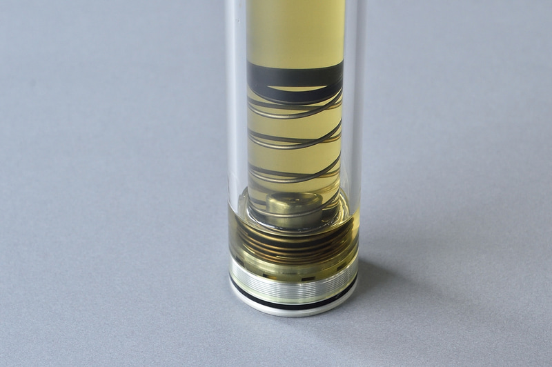 フルストローク時の衝撃をショックアブソーバ内部で熱エネルギーに変換して吸収することで、挙動の乱れを防ぐとともに、耐久性も向上させるハイドロ・バンプ・ストッパーを内蔵する