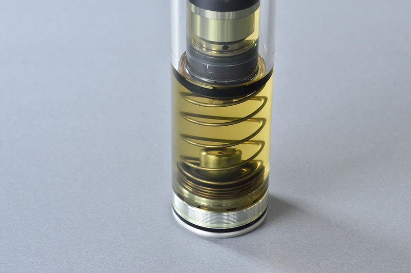 フルストローク時の衝撃をショックアブソーバ内部で熱エネルギーに変換して吸収することで、挙動の乱れを防ぐとともに、耐久性も向上させるハイドロ・バンプ・ストッパーを内蔵する