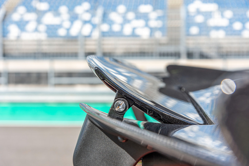 選択したドライブプログラムに応じて、急ブレーキ、加速、コーナリング、ステアリングなどダイナミクスが検出されるとフラップが稼働。その後、3秒半の短いホールドタイムがあり、フラップは再び収縮する。レース用プログラムの場合は、20km/h～250km/hまでは傾斜がつき、速度が250km/hを超えると空気抵抗を減らすためにフラットになり、最高速にすばやく到達させる