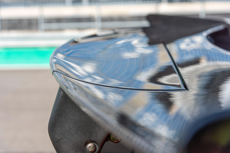 選択したドライブプログラムに応じて、急ブレーキ、加速、コーナリング、ステアリングなどダイナミクスが検出されるとフラップが稼働。その後、3秒半の短いホールドタイムがあり、フラップは再び収縮する。レース用プログラムの場合は、20km/h～250km/hまでは傾斜がつき、速度が250km/hを超えると空気抵抗を減らすためにフラットになり、最高速にすばやく到達させる