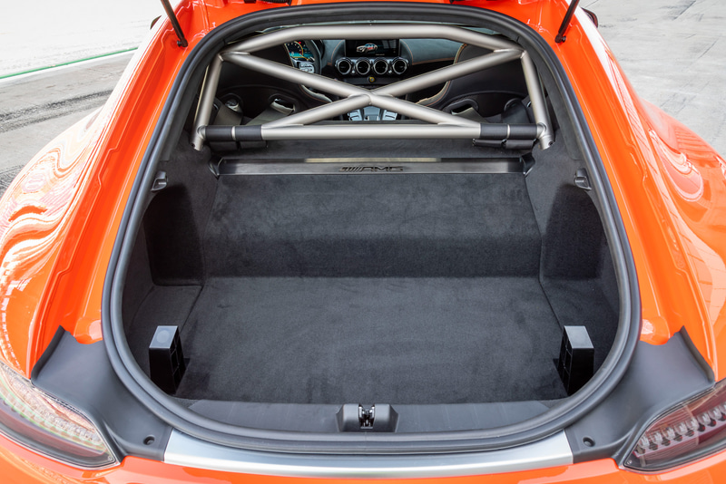 チタン製のチューブケージが組まれる