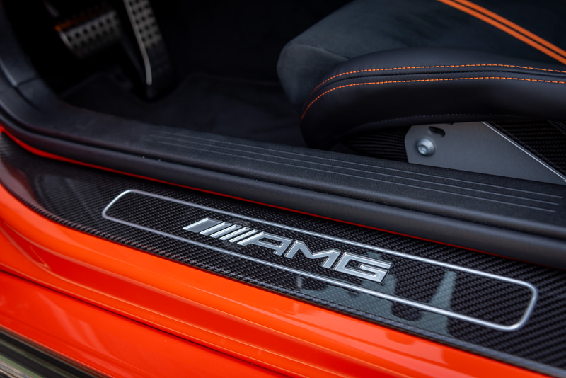 AMGロゴ入りスカッフプレート